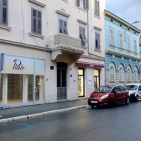 In Center * Pula