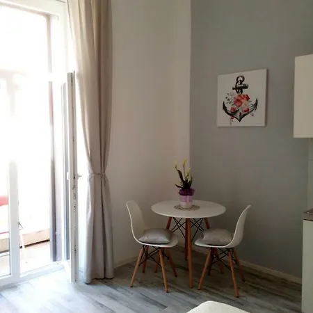 In Center * פולה